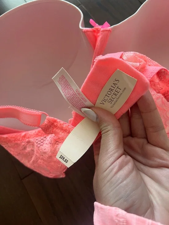 Victoria's Secret Bra and Thong Set - Picture 6 of 7